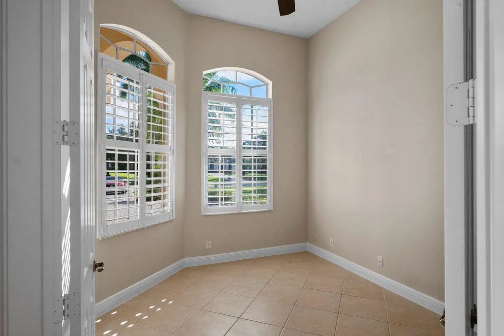 511 SW Squire Johns Lane
