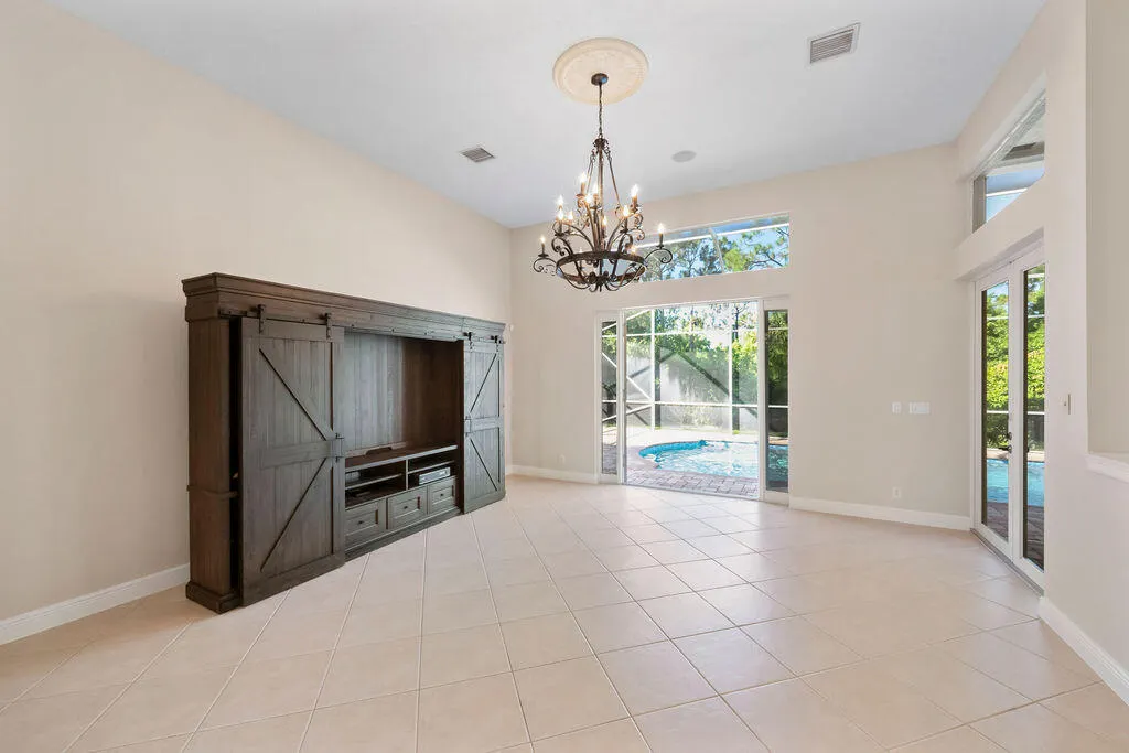 511 SW Squire Johns Lane