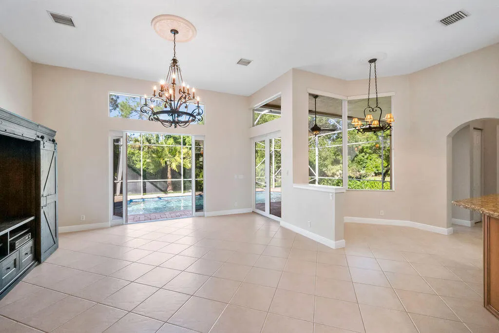 511 SW Squire Johns Lane