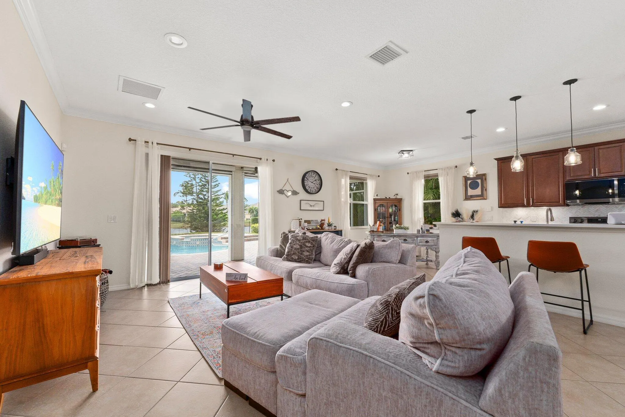 792 SW Sun Circle