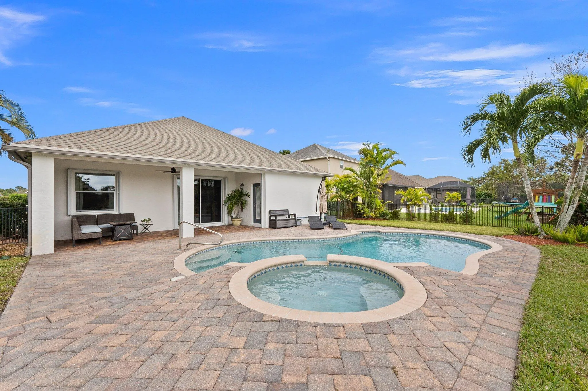 792 SW Sun Circle