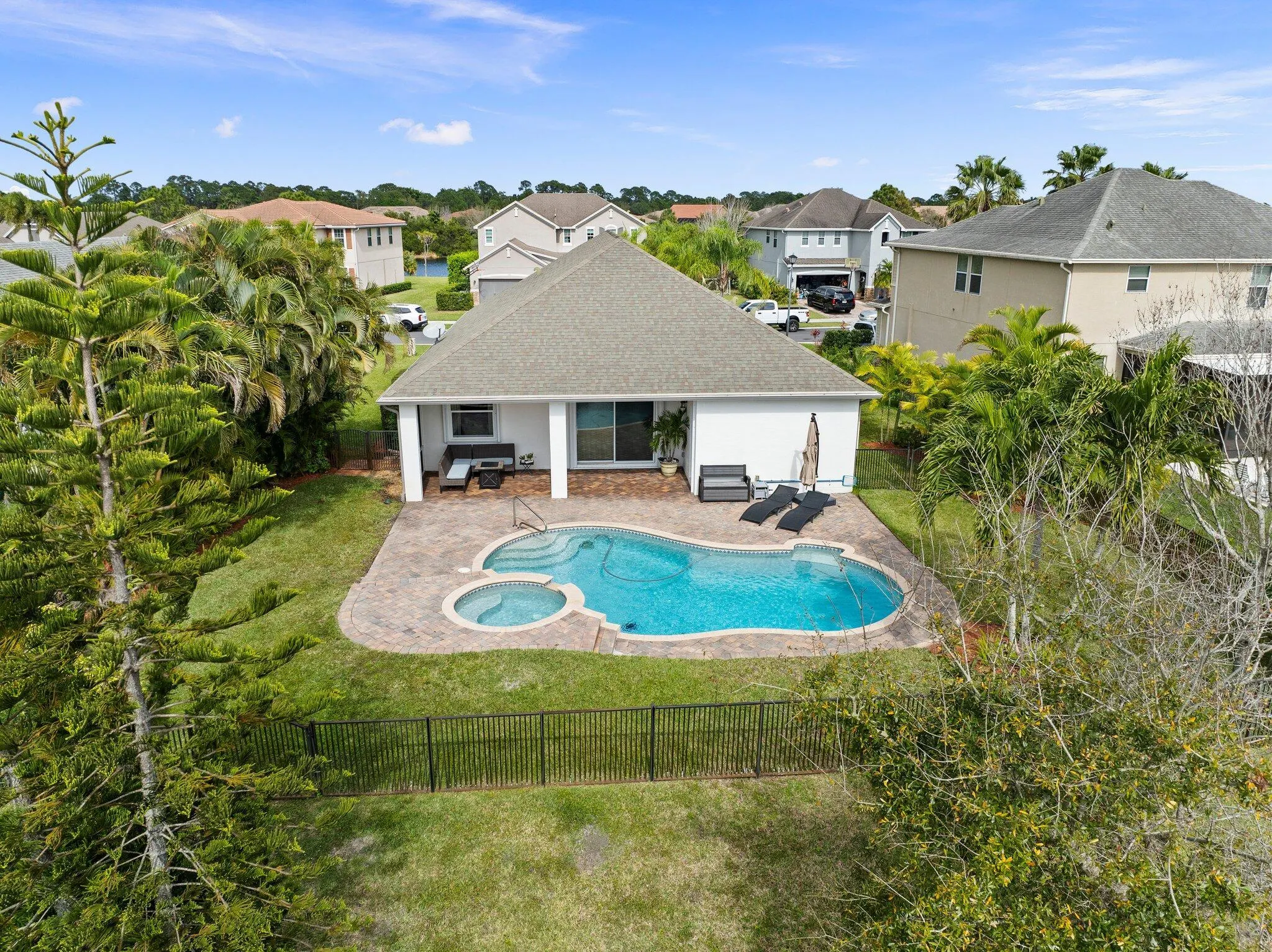 792 SW Sun Circle