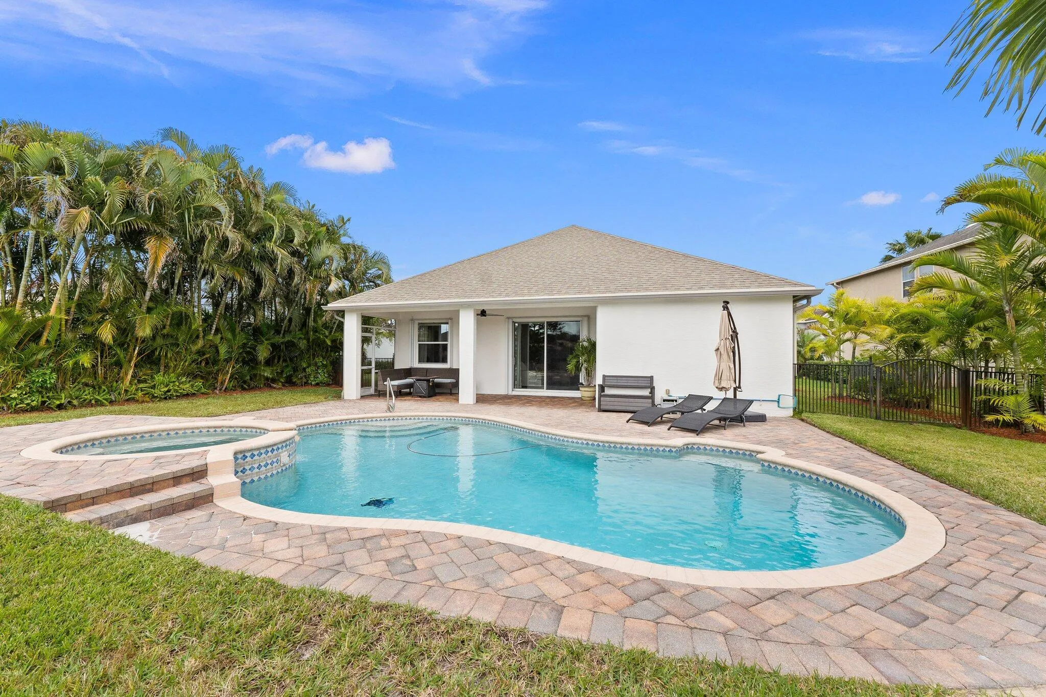 792 SW Sun Circle