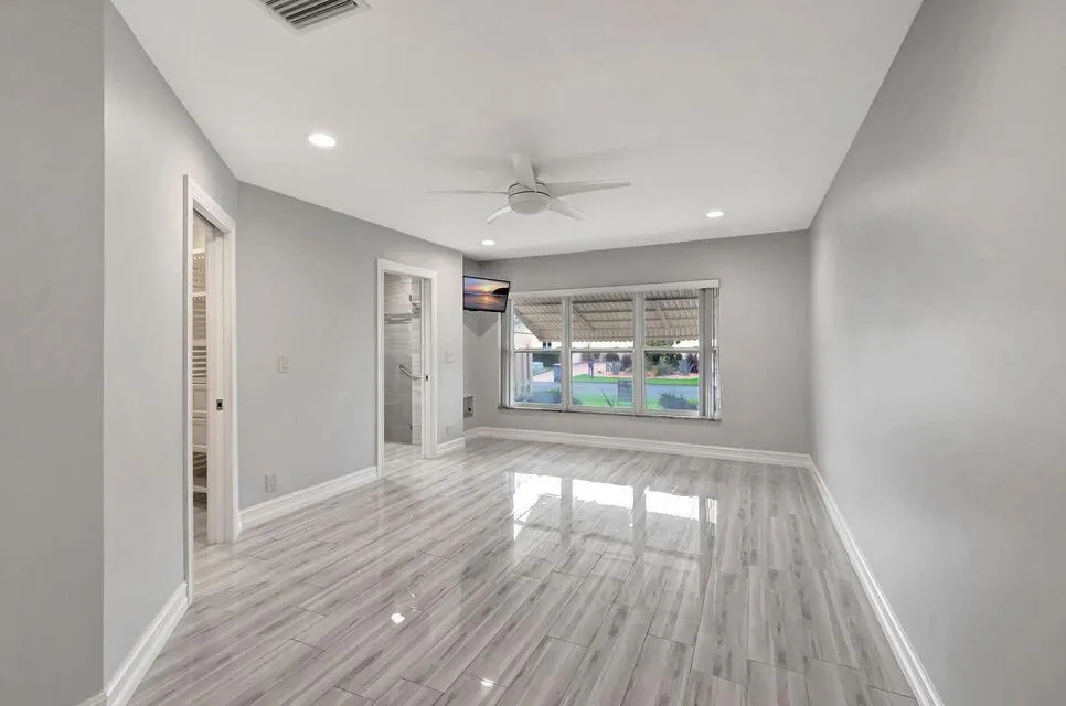 5846 Mirror Lakes Boulevard