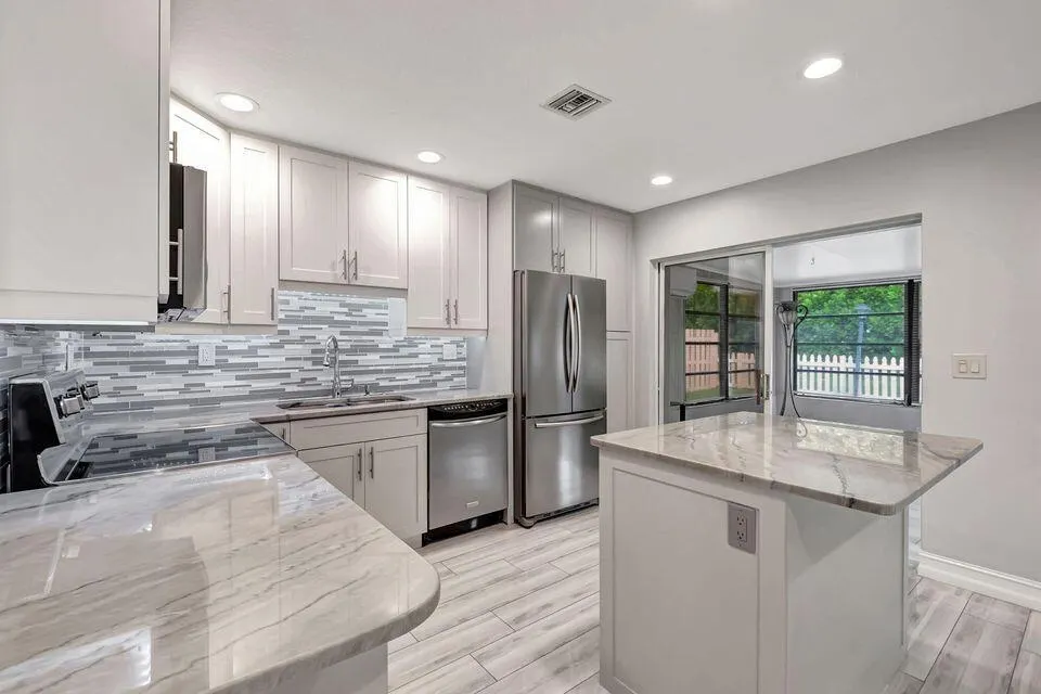 5846 Mirror Lakes Boulevard
