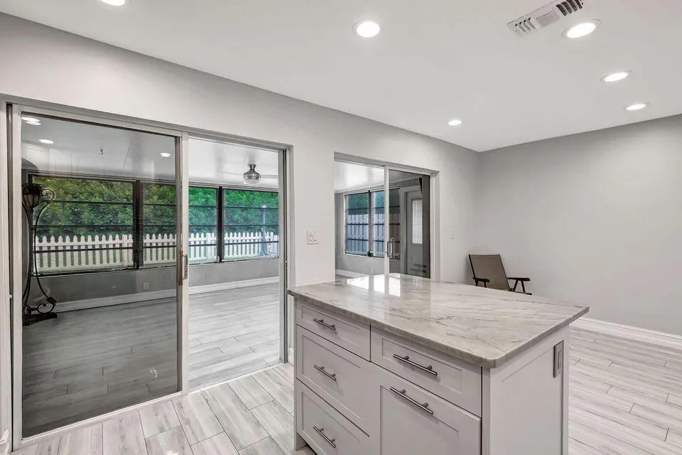 5846 Mirror Lakes Boulevard