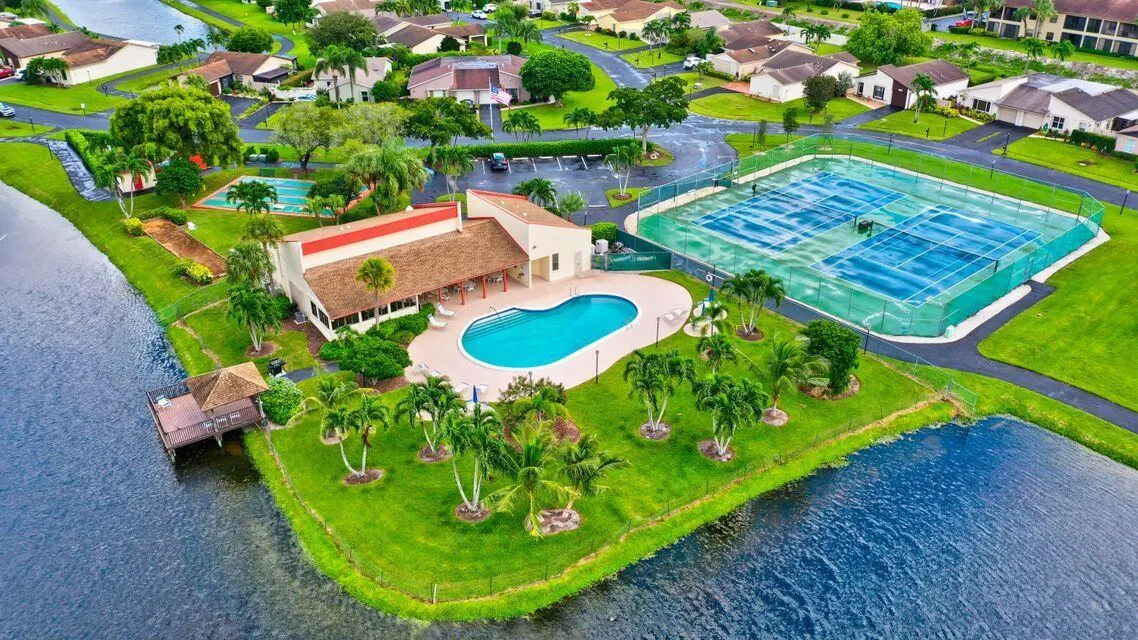 5846 Mirror Lakes Boulevard