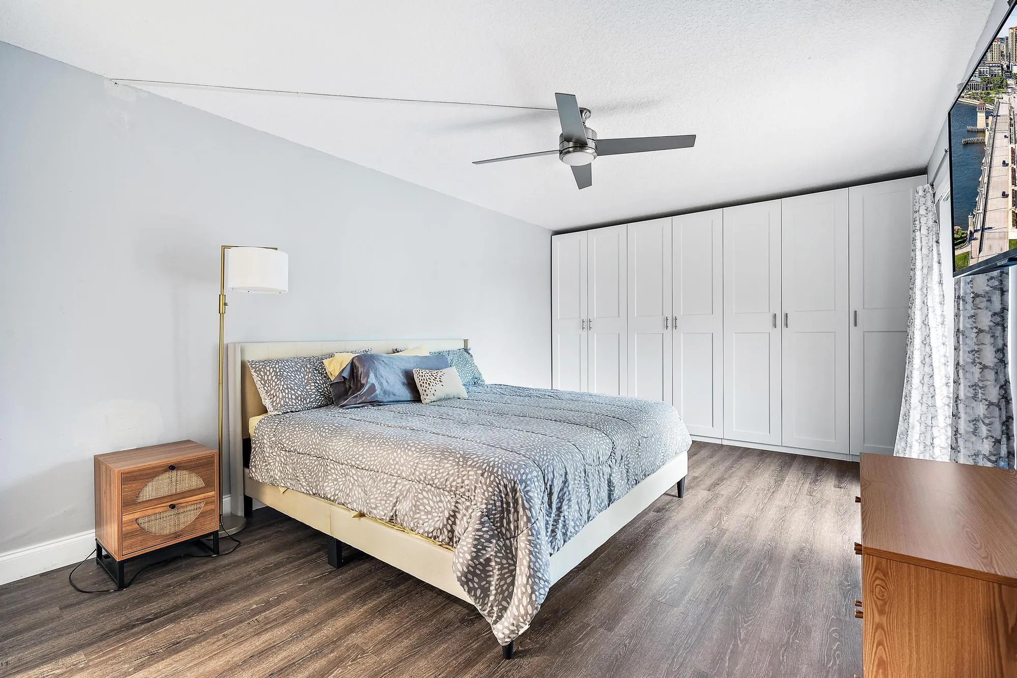 825 Center Street, #1b