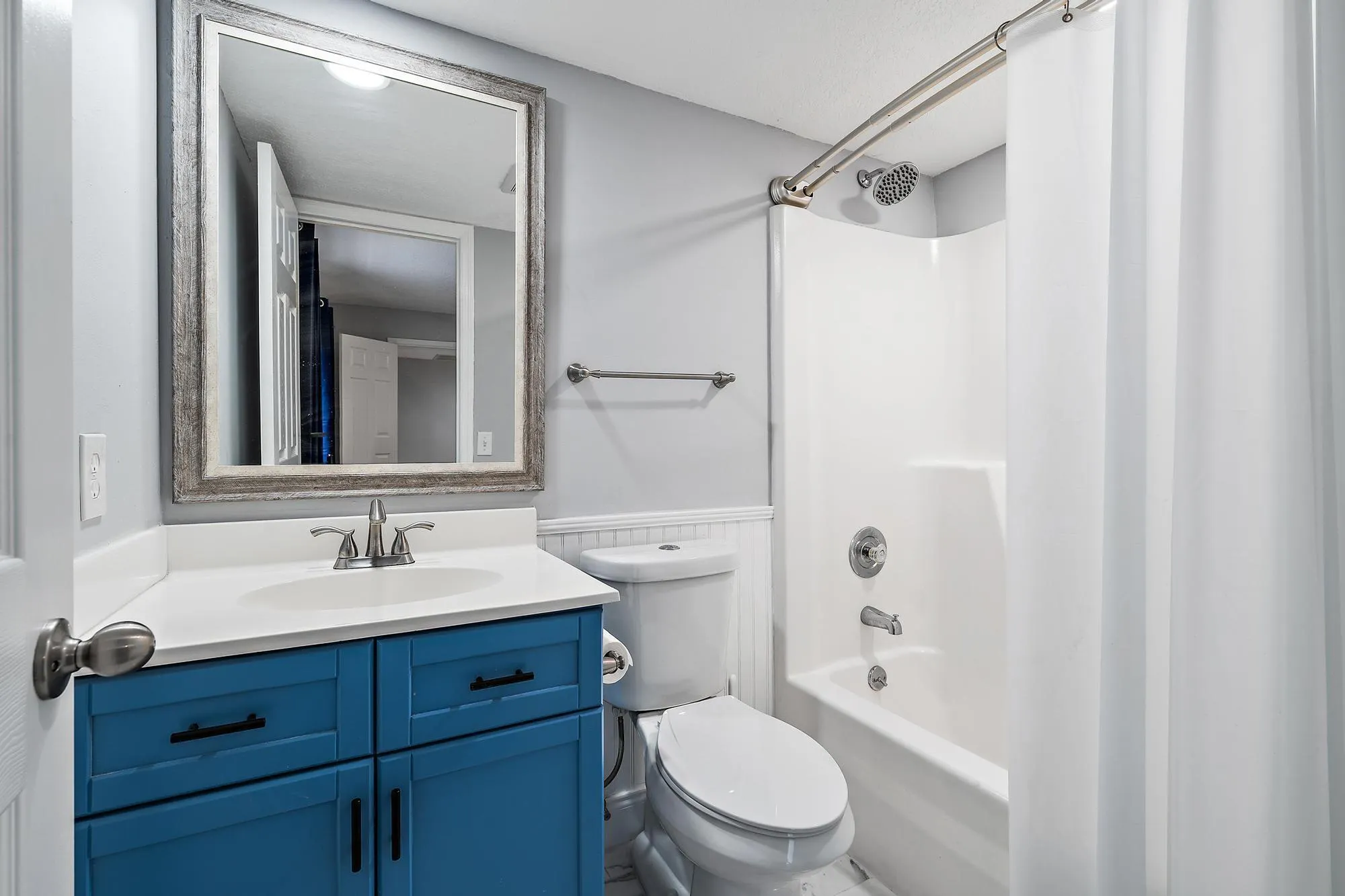 825 Center Street, #1b