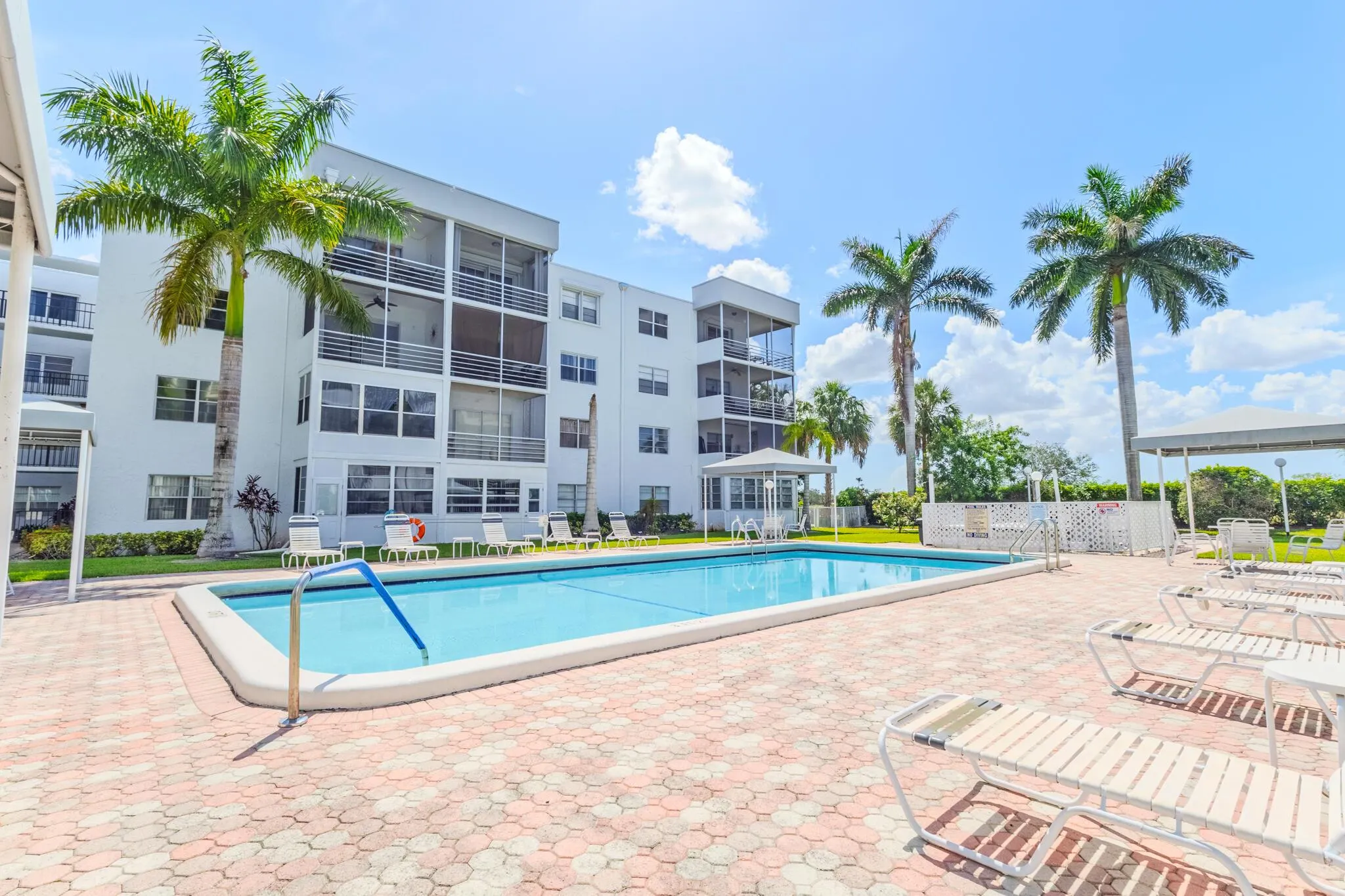 3000 E Sunrise Lakes Dr Drive E, #322