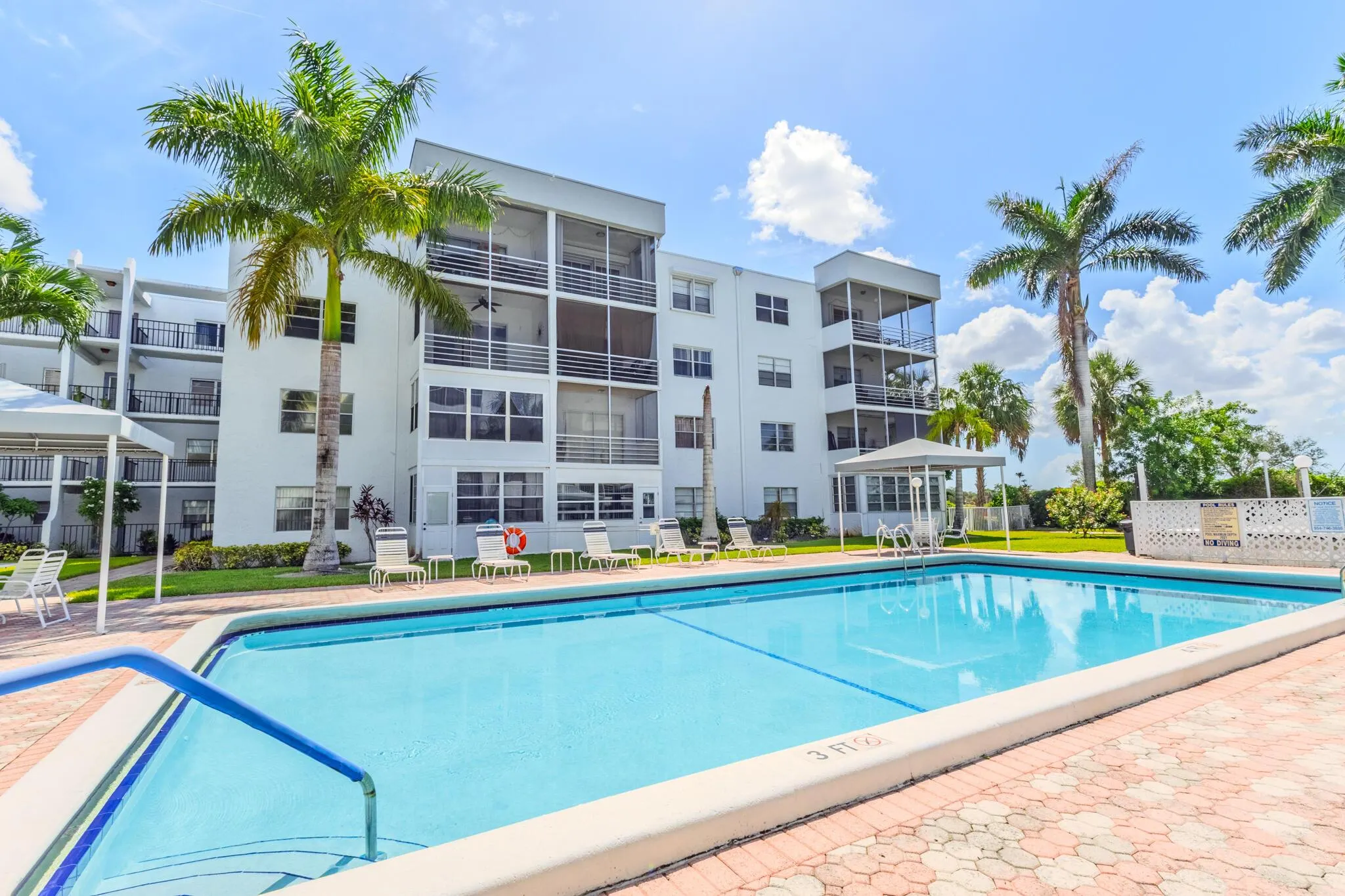 3000 E Sunrise Lakes Dr Drive E, #322