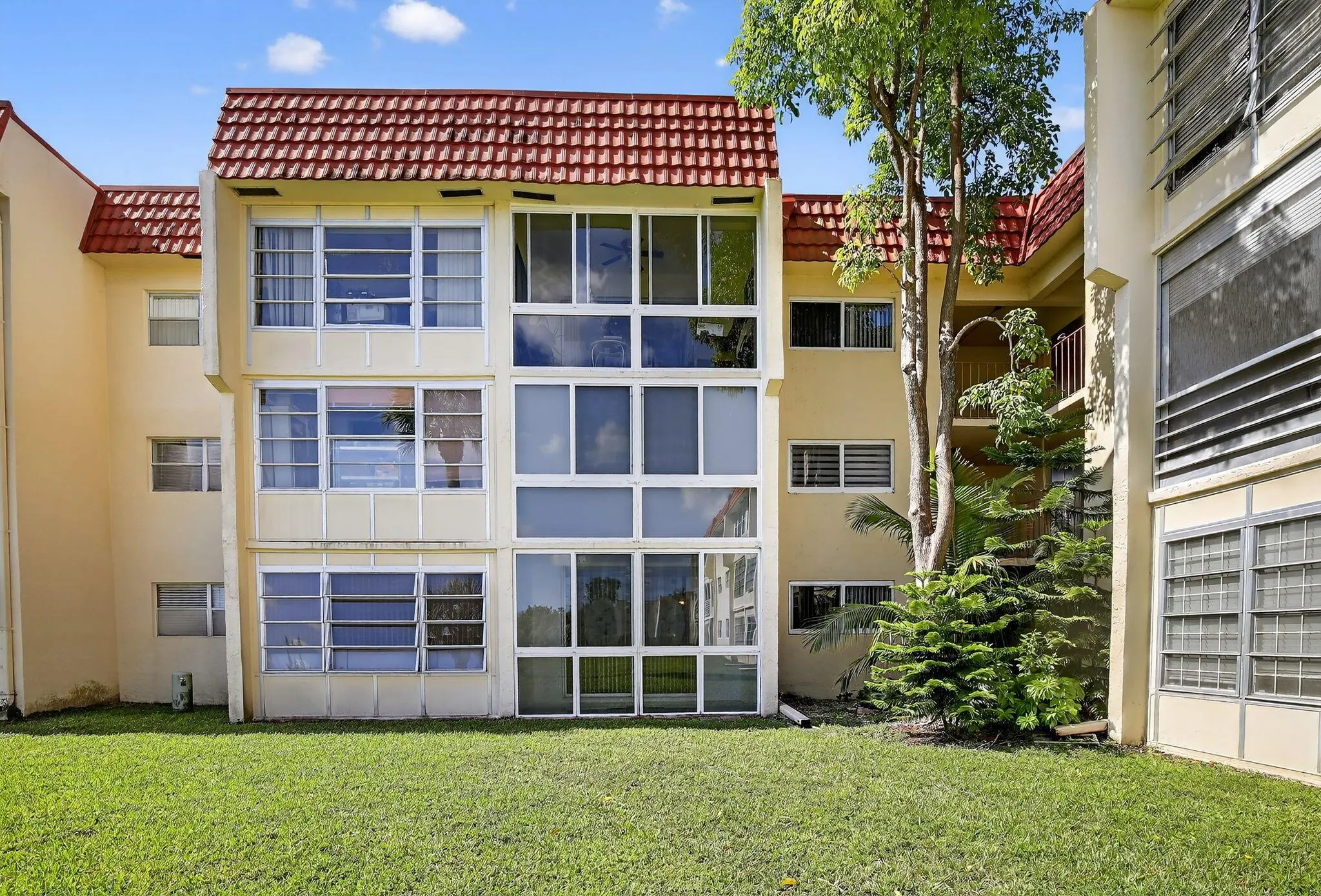 2951 Sunrise Lakes Drive E, #107