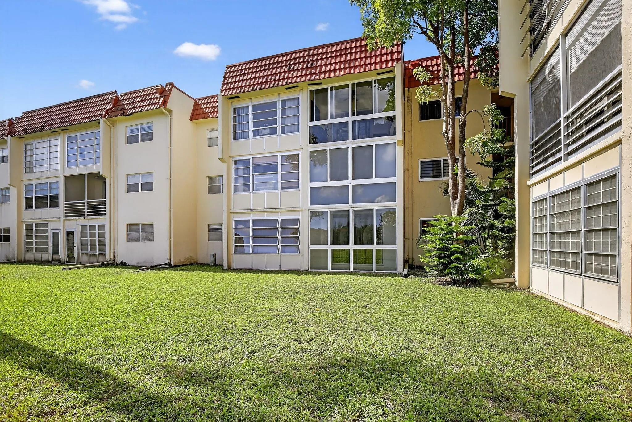 2951 Sunrise Lakes Drive E, #107