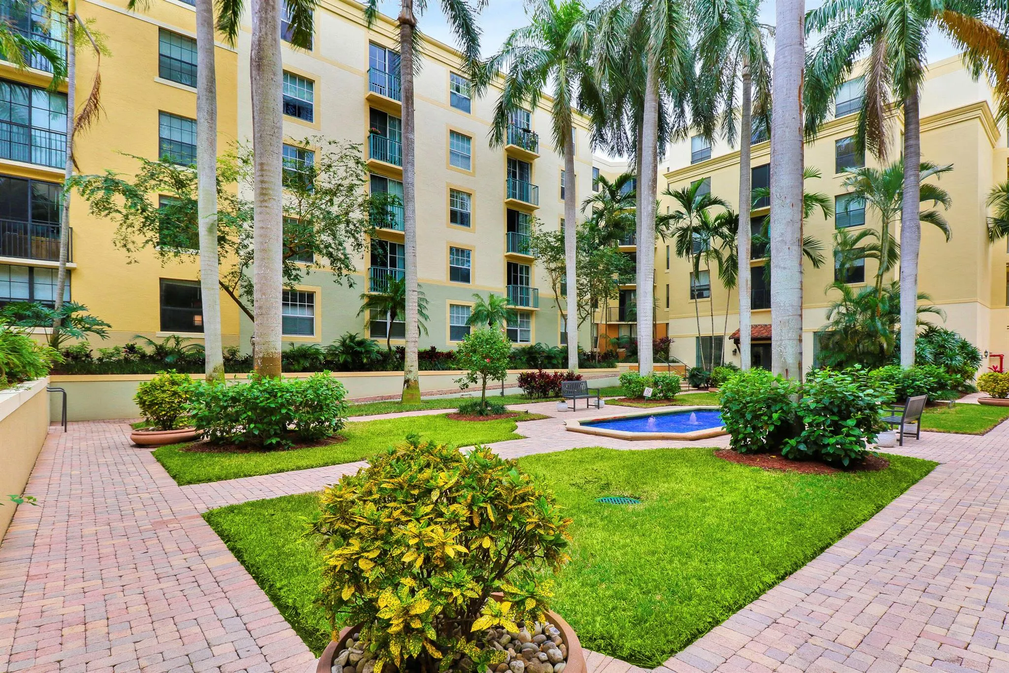 720 S Sapodilla Avenue, #208