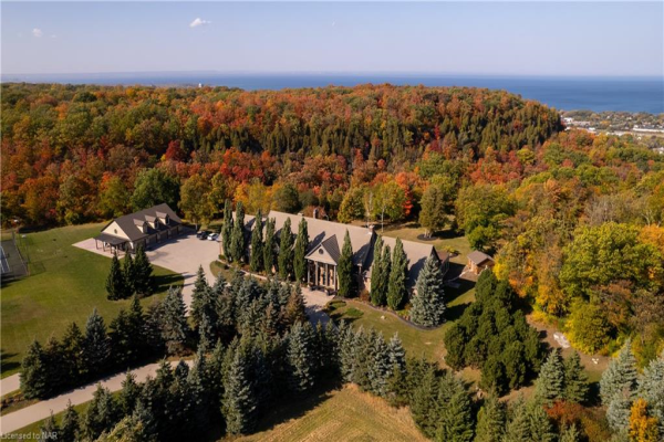 76 Ridge Road W, Grimsby