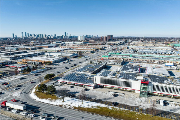 755 Queensway E, Mississauga