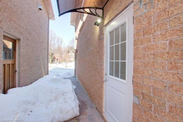 80 Laurendale Avenue, Waterdown