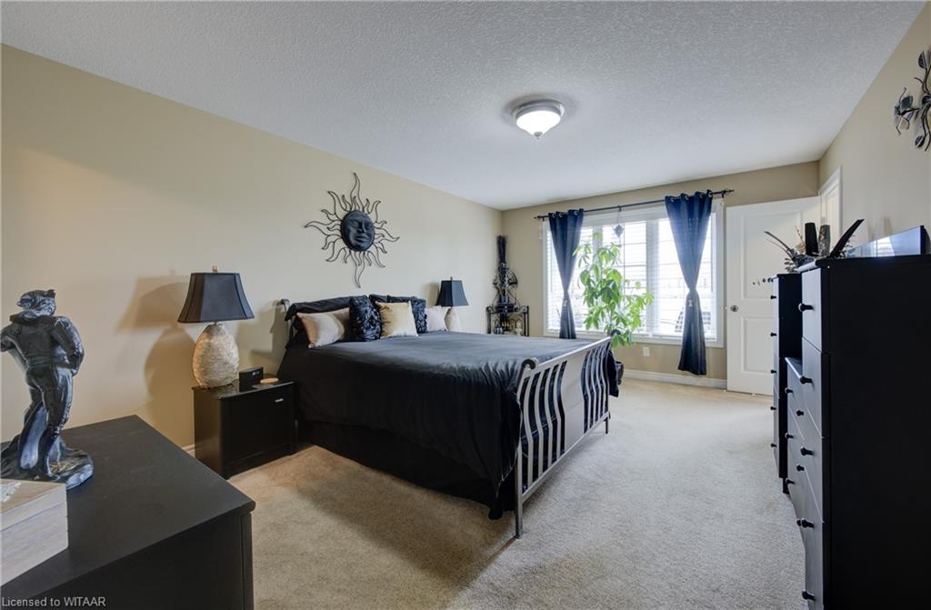 570 Hummingbird Crescent