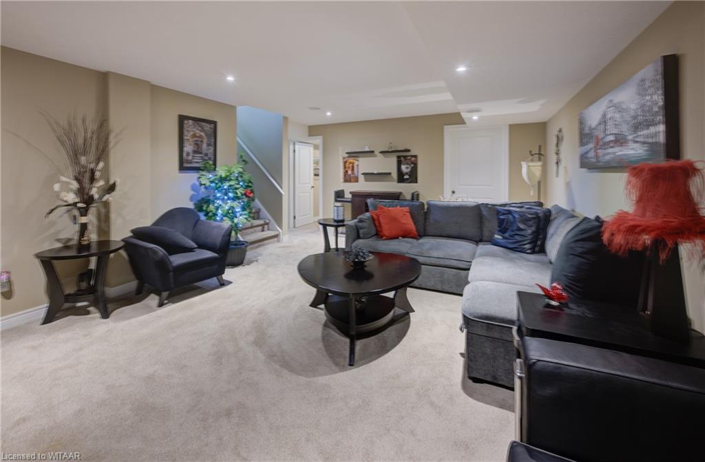 570 Hummingbird Crescent