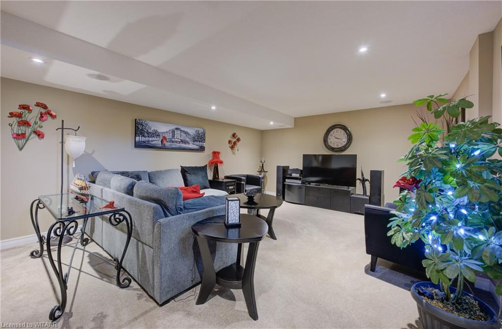 570 Hummingbird Crescent