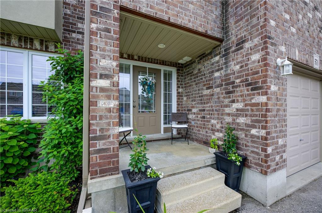 570 Hummingbird Crescent