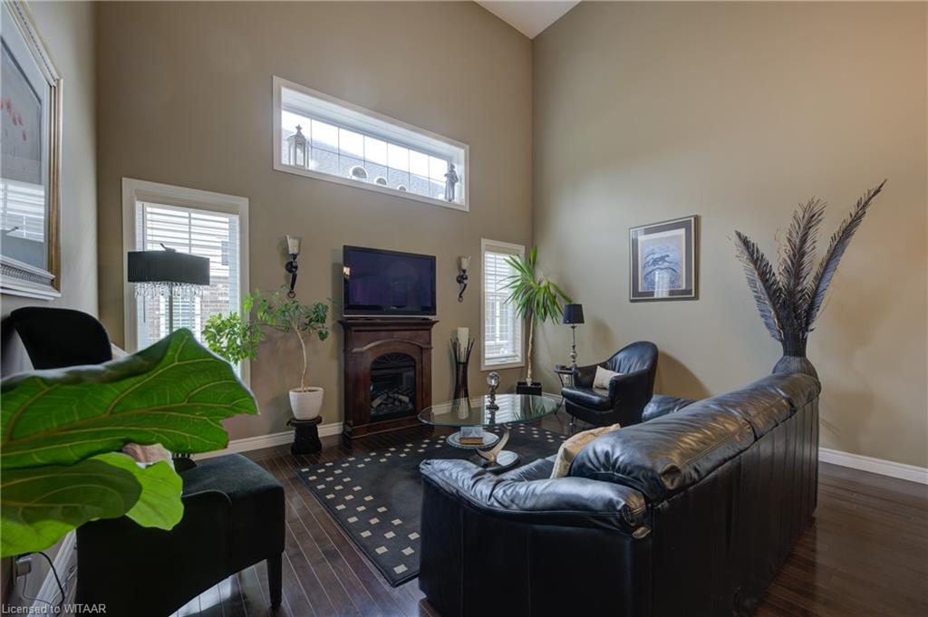 570 Hummingbird Crescent