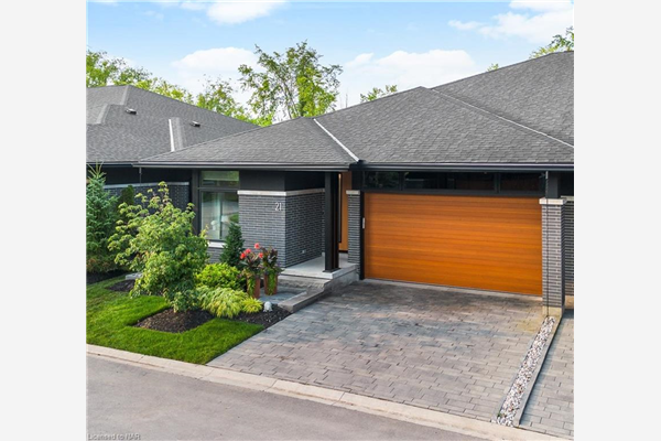 21 Taliesin Trail, Welland