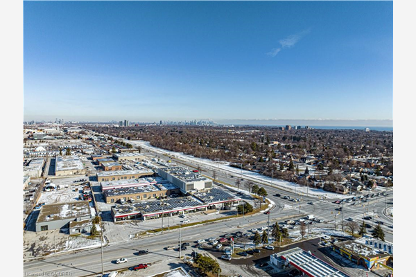 755 Queensway E, Mississauga
