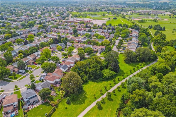 2124 Hunt Crescent, Burlington