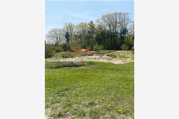 137 Golf Course Road, Wasaga Beach