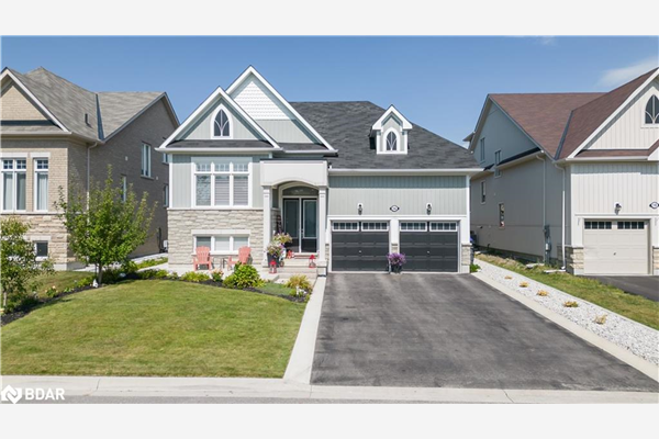 16 Cristiano Avenue, Wasaga Beach
