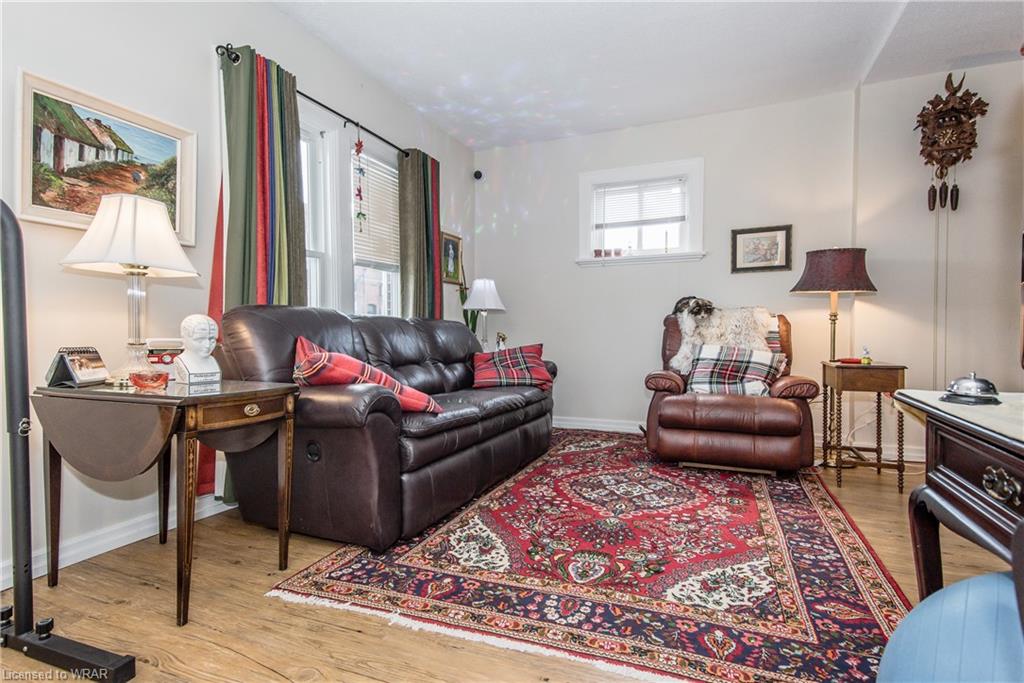 11-13 Victoria Street N