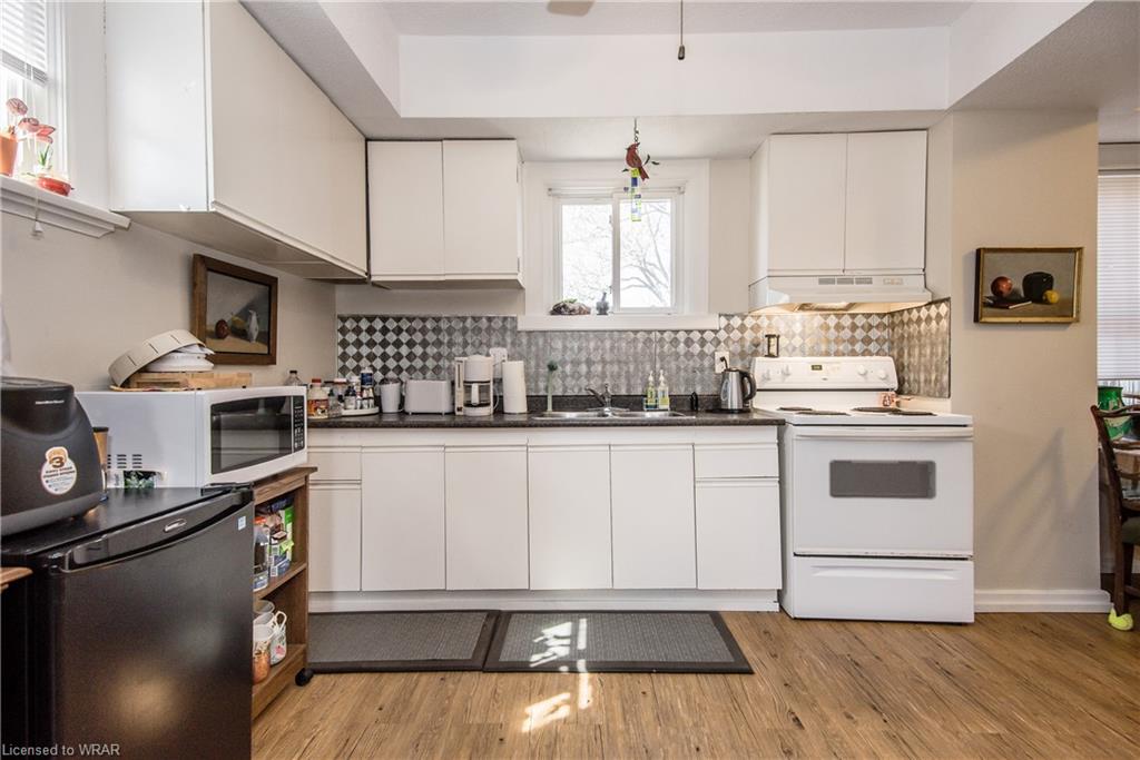 11-13 Victoria Street N