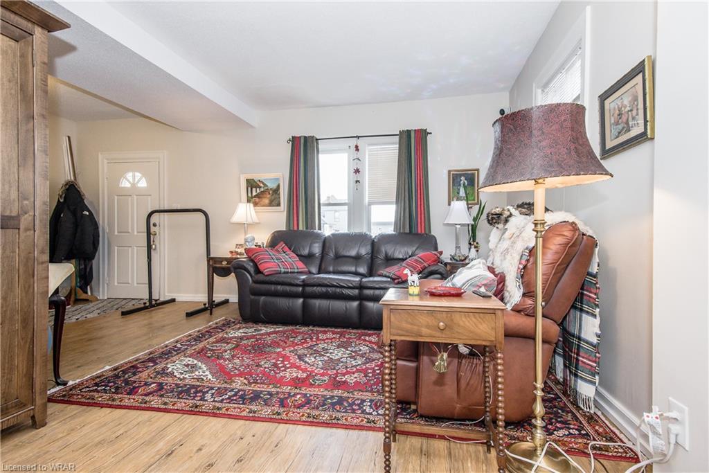 11-13 Victoria Street N