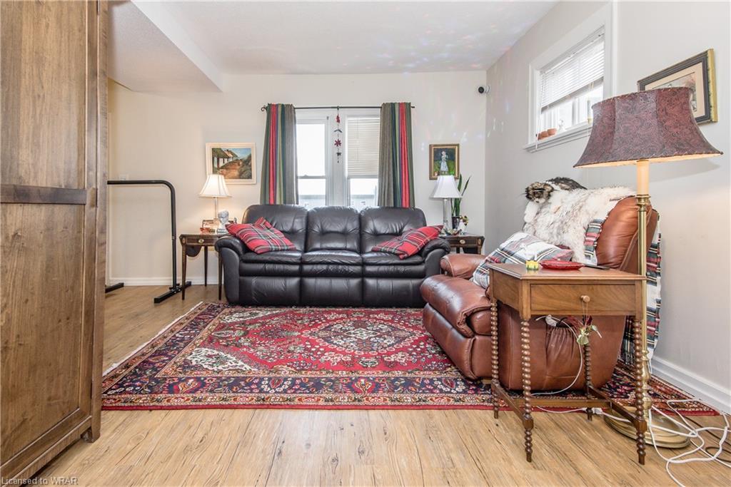 11-13 Victoria Street N