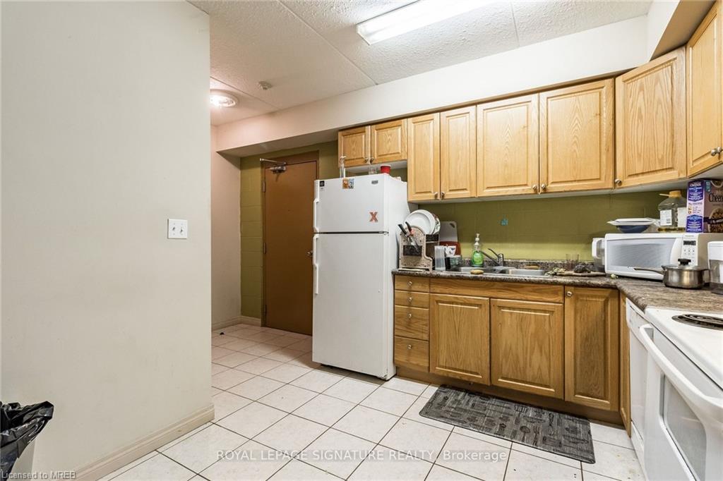 253 Lester Street, #101