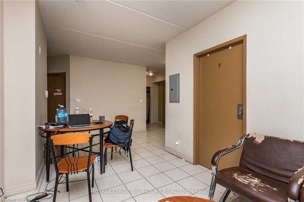 253 Lester Street, #101