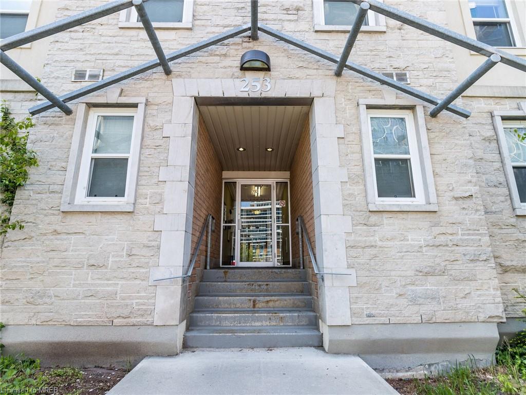 253 Lester Street, #101