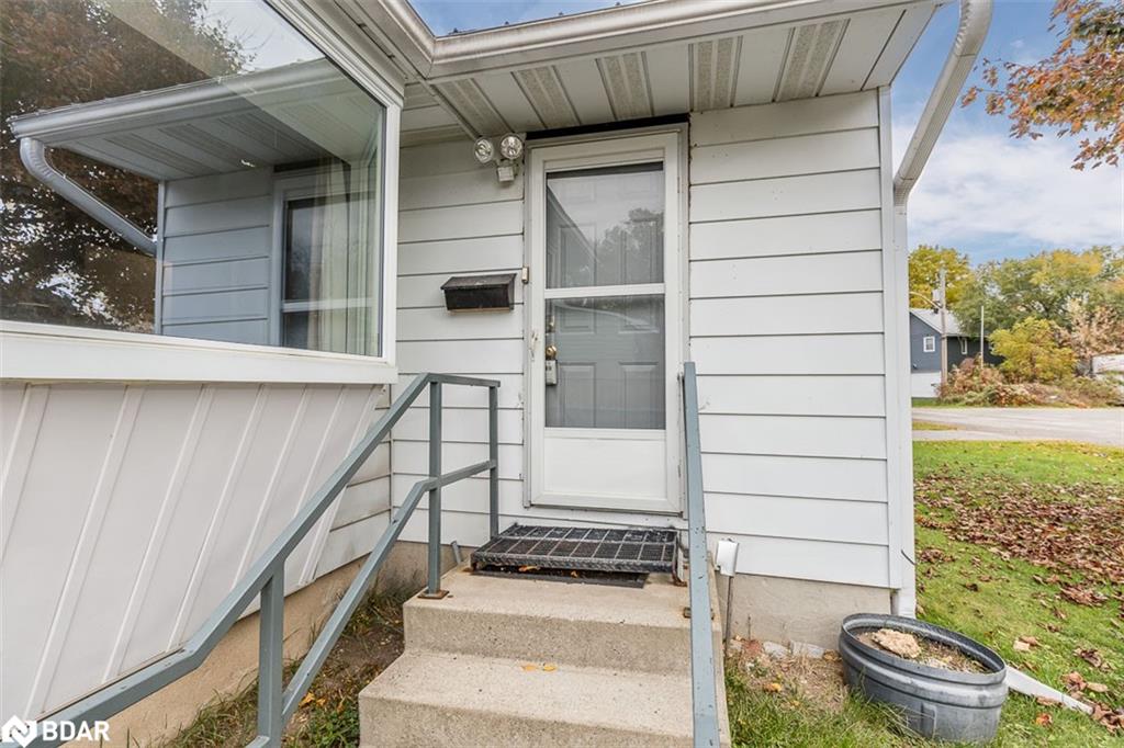 62 Hoover Crescent