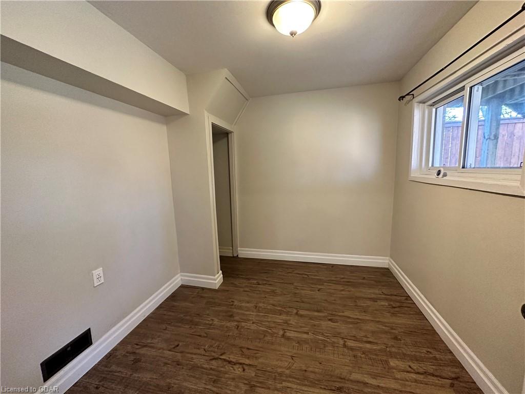 382 Victoria Road N, #LOWER