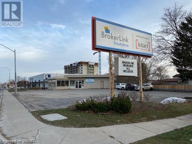 896 Dundas Street