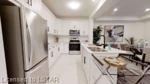 963 Deveron Crescent