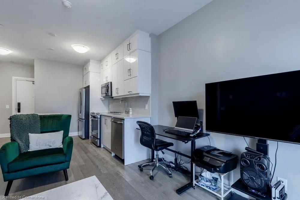 95 Dundas Street W, #003