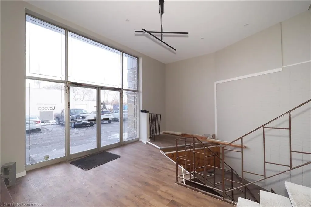 100 Dundas Street E