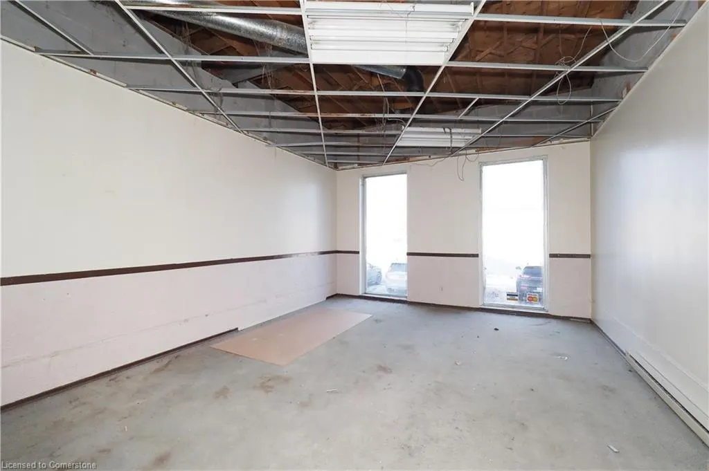 100 Dundas Street E