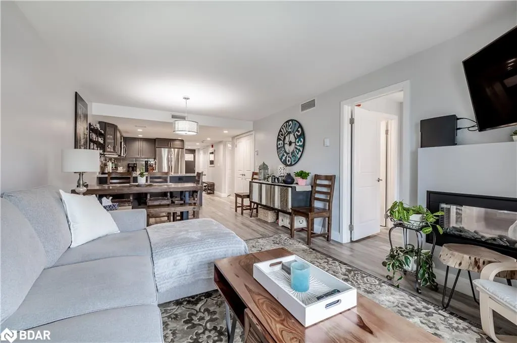 80 Horseshoe Valley Boulevard, #302