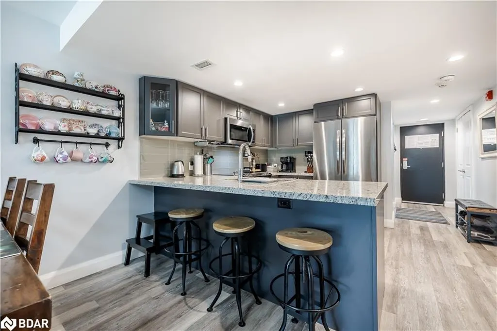 80 Horseshoe Valley Boulevard, #302