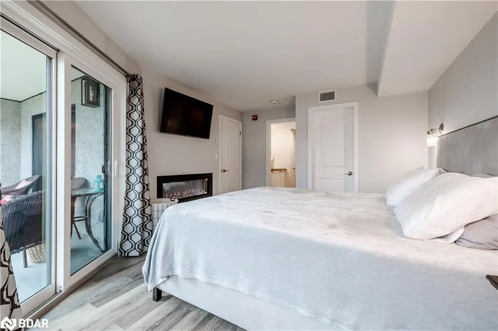 80 Horseshoe Valley Boulevard, #302