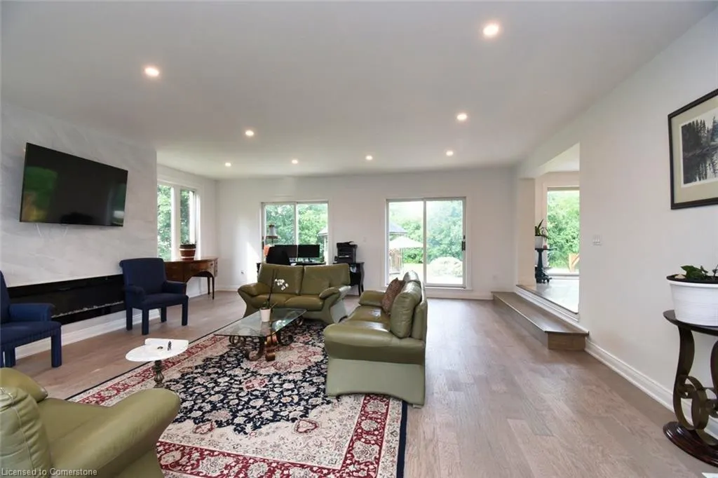 237 Highland Road E