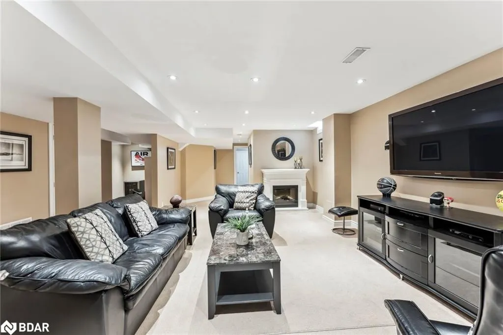 1186 Ezard Crescent